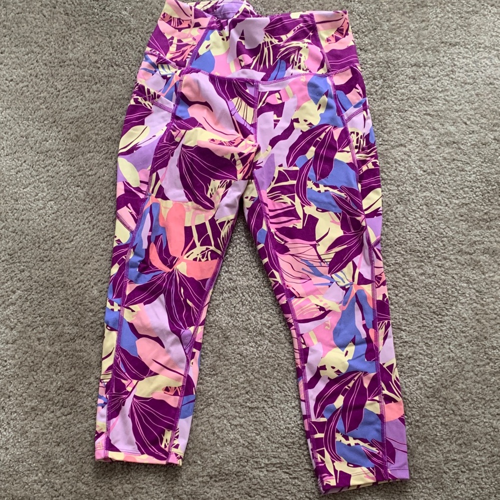 Colorful women’s athletic leggings ankle/capri